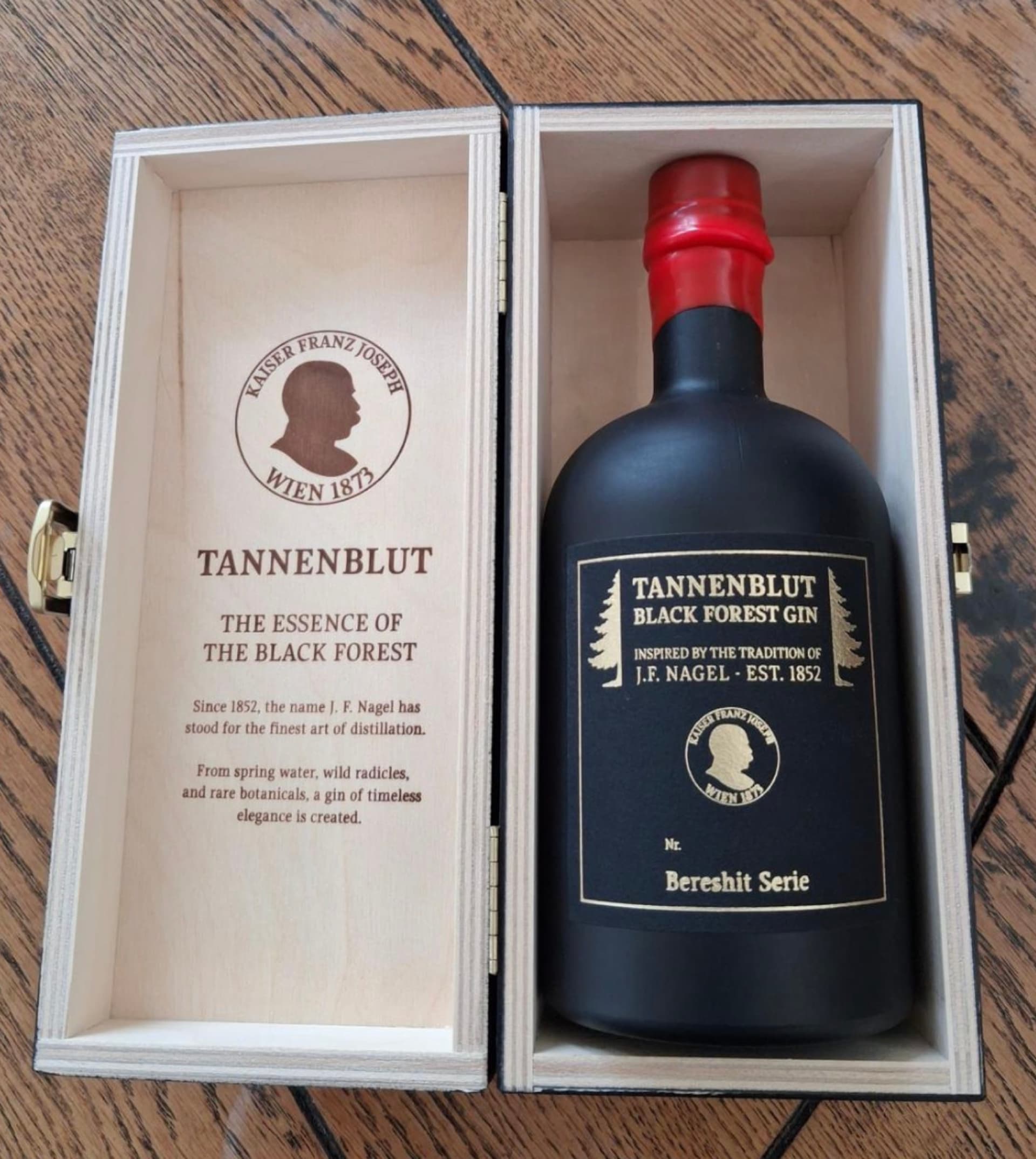 Tannenblut · Bereshit Series bottle in fir-wood presentation box with Vienna 1873 medallion