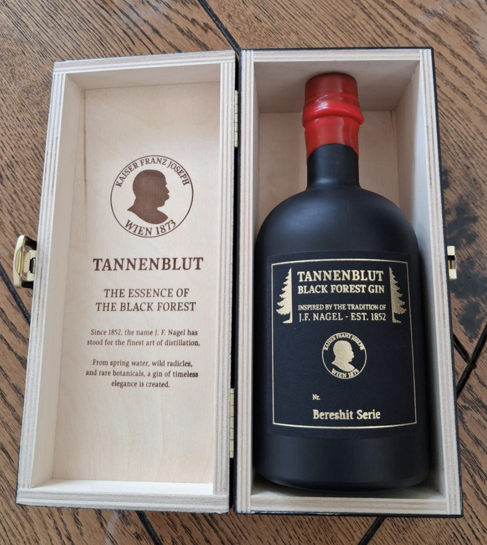 Tannenblut · Bereshit Series bottle in fir-wood presentation box with Vienna 1873 medallion